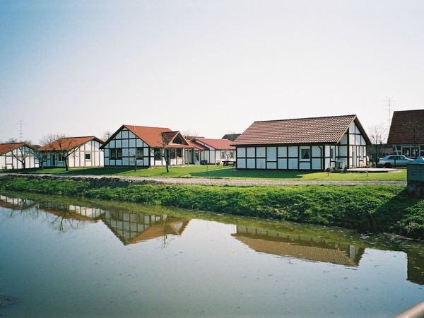 Ferienhäuser spiegeln sich im Wasser