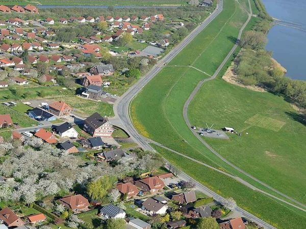 Luftbild vom Feriendorf und der Elbe
