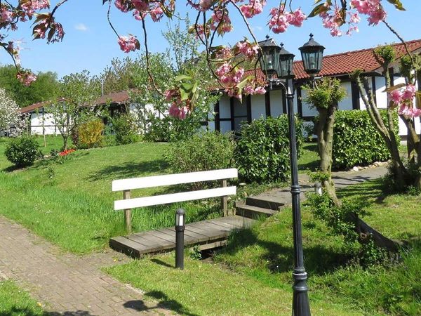 Sitzbank unter Laternen im Feriendorf