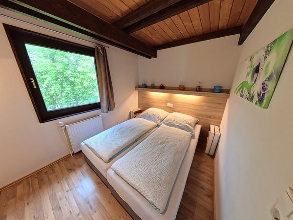 Gemütliches Schlafzimmer mit Doppelbett