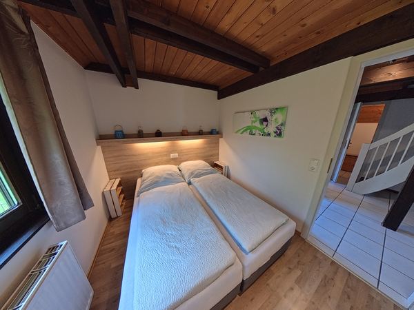 Schlafzimmer 1 mit Blick zur Treppe