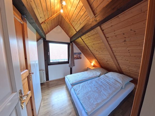 Schlafzimmer mit Dachschräge
