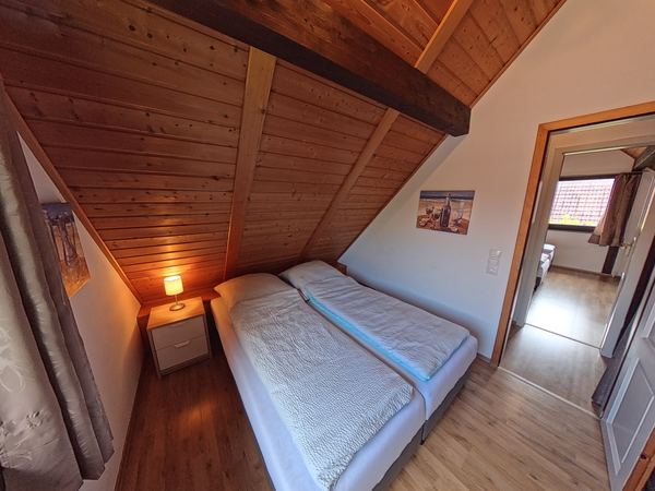 Schlafzimmer 2 mit Doppelbett und Nachttisch