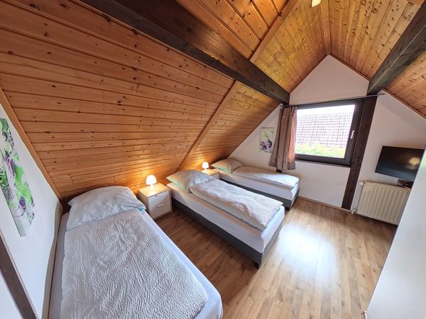 Schlafzimmer mit drei Betten