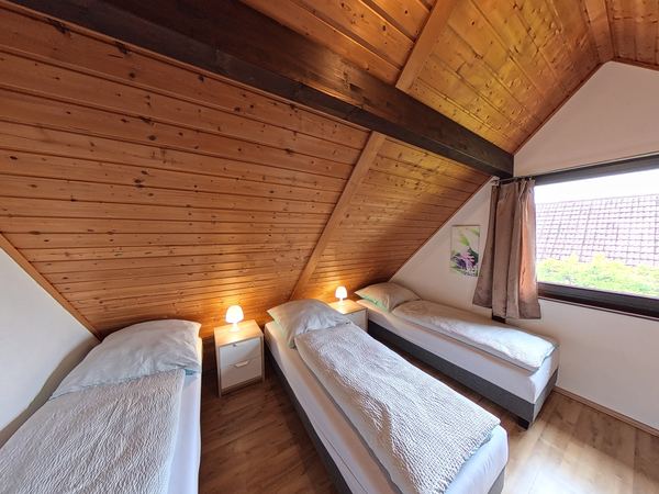 Schlafzimmer 3 mit Betten unter der Dachschräge