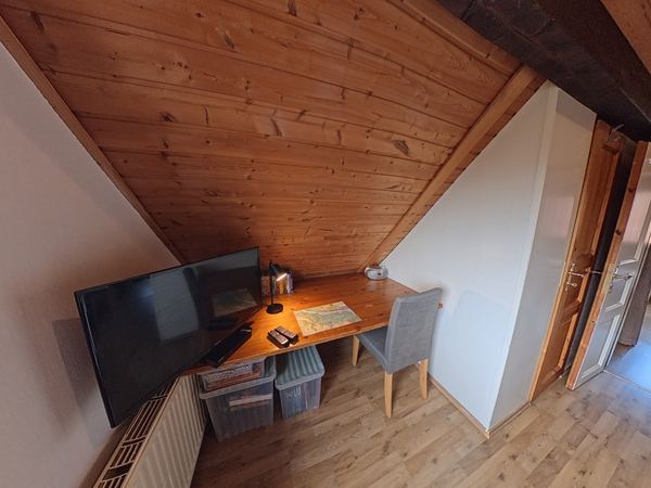 Schlafzimmer 3 mit Schreibtisch und Fernseher